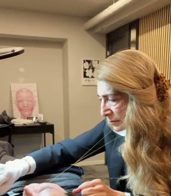 Threading av ansiktet med bomullstråd